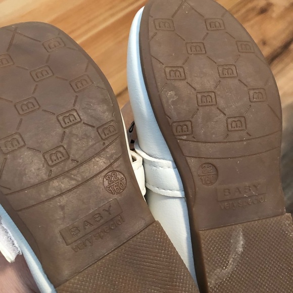 White dress shoes with Velcro straps - Picture 3 of 3